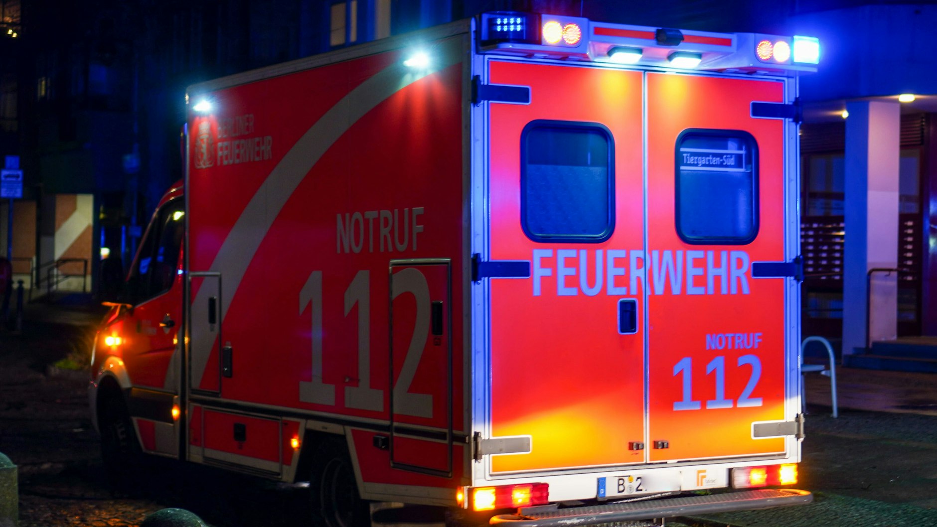 Ein Rettungswagen der Berliner Feuerwehr steht an einer Unfallstelle (Symbolbild).