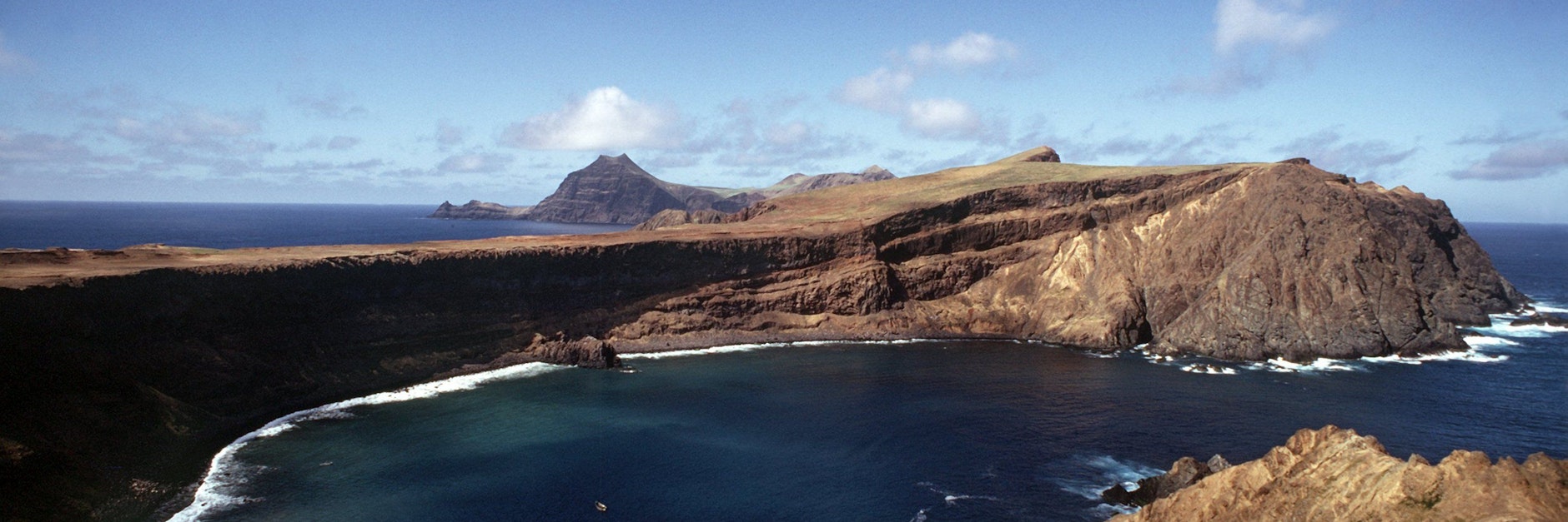 Blick über die Padre's Bay, die tief in die Robinson Crusoe-Insel einschneidet.