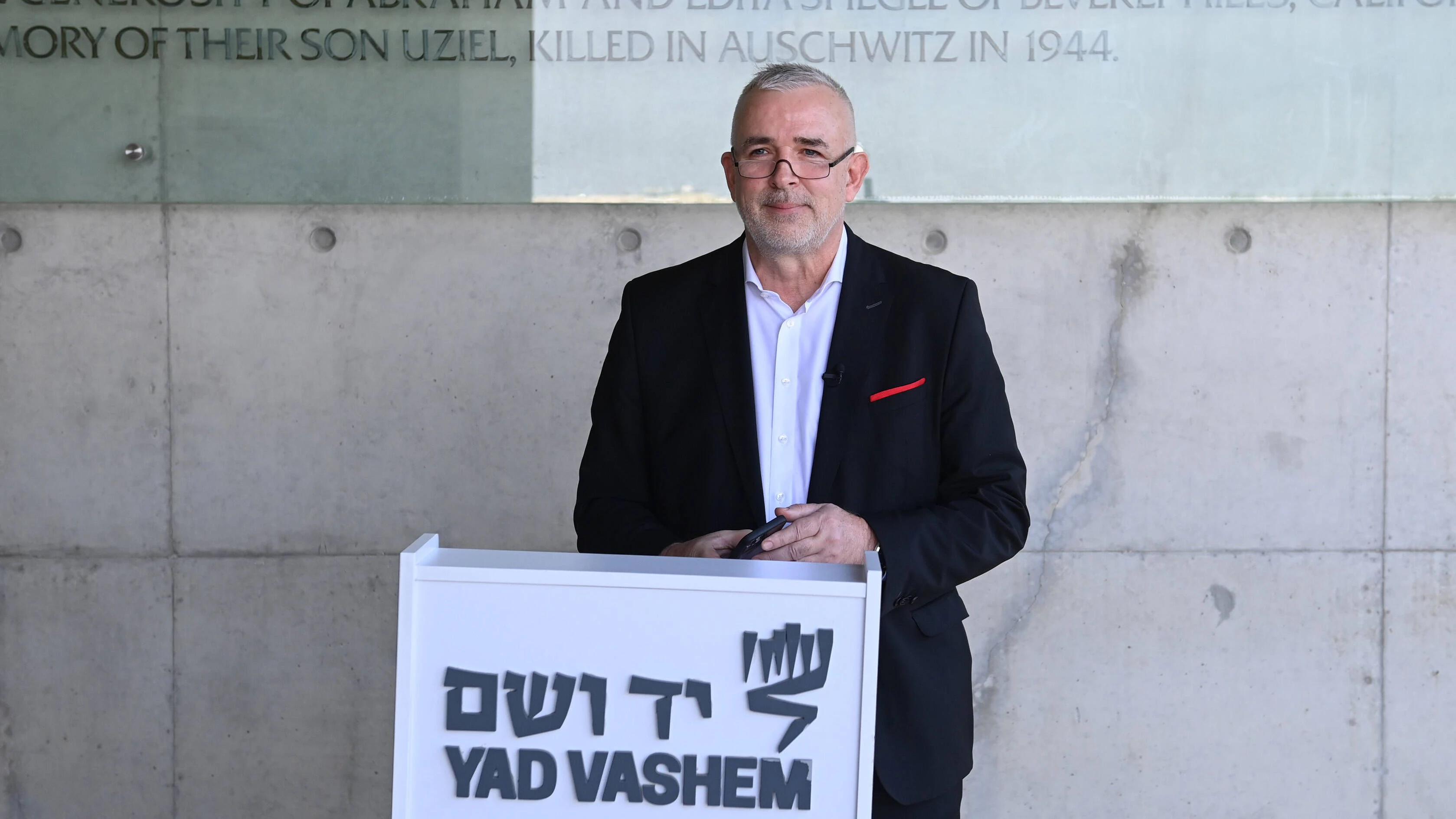 Präsident Dirk Zingler 1. FC Union trug sich ins Buch der Kindergedenkstätte ein.