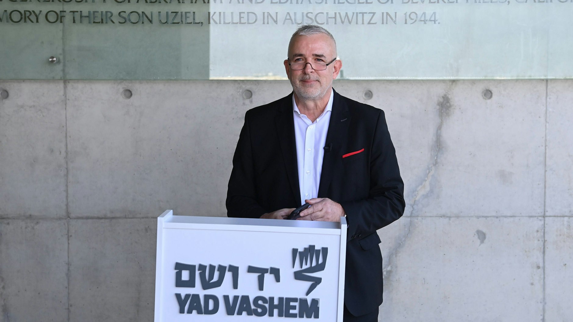 Präsident Dirk Zingler 1. FC Union trug sich ins Buch der Kindergedenkstätte ein.