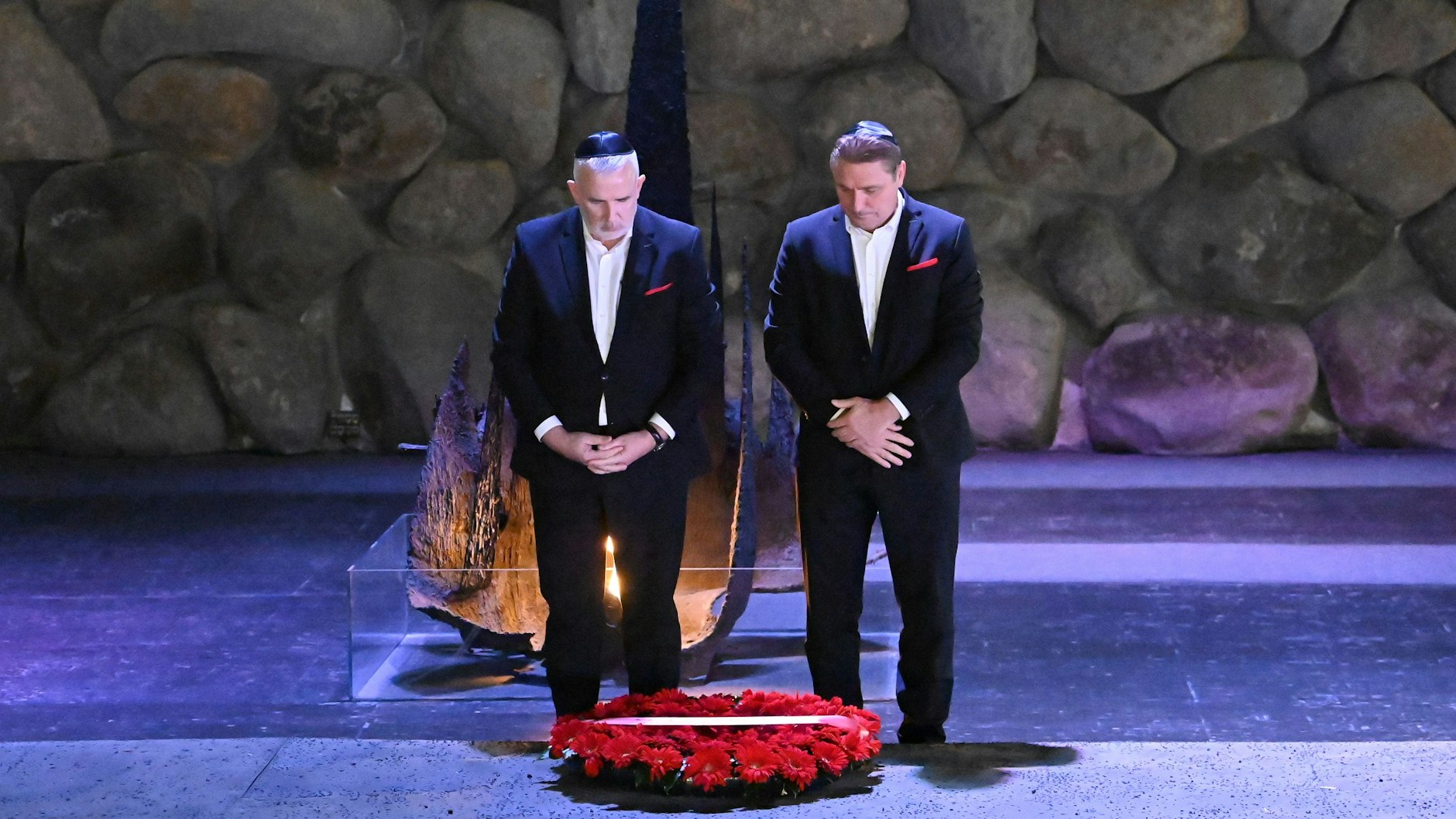 25.11.2021, Israel, Jerusalem: Eine Abordnung von Union besuchte die Holocaust-Gedenkstätte Yad Vashem. Im Bild Präsident Dirk Zingler (l) und Geschäftsführer Oskar Kosche bei der Kranzniederlegung in der Gedenkhalle. 