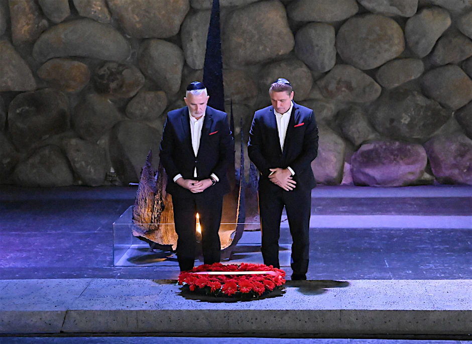 25.11.2021, Israel, Jerusalem: Eine Abordnung von Union besuchte die Holocaust-Gedenkstätte Yad Vashem. Im Bild Präsident Dirk Zingler (l) und Geschäftsführer Oskar Kosche bei der Kranzniederlegung in der Gedenkhalle.&nbsp;