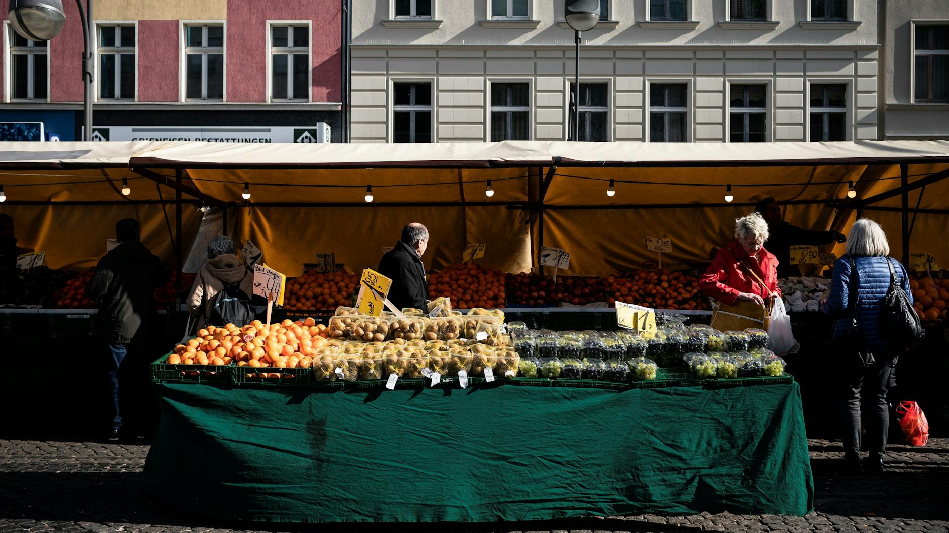 Das Obst leuchtet am Marktstand auf dem Hermannplatz. 