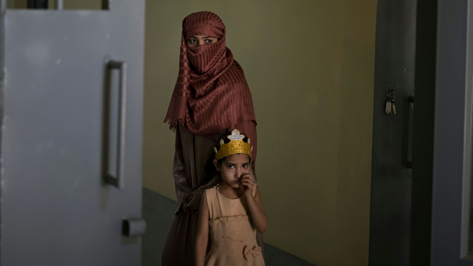 Eine afghanische Mutter steht mit ihrer sechsjährigen Tochter in einem Frauengefängnis (Symbolbild).