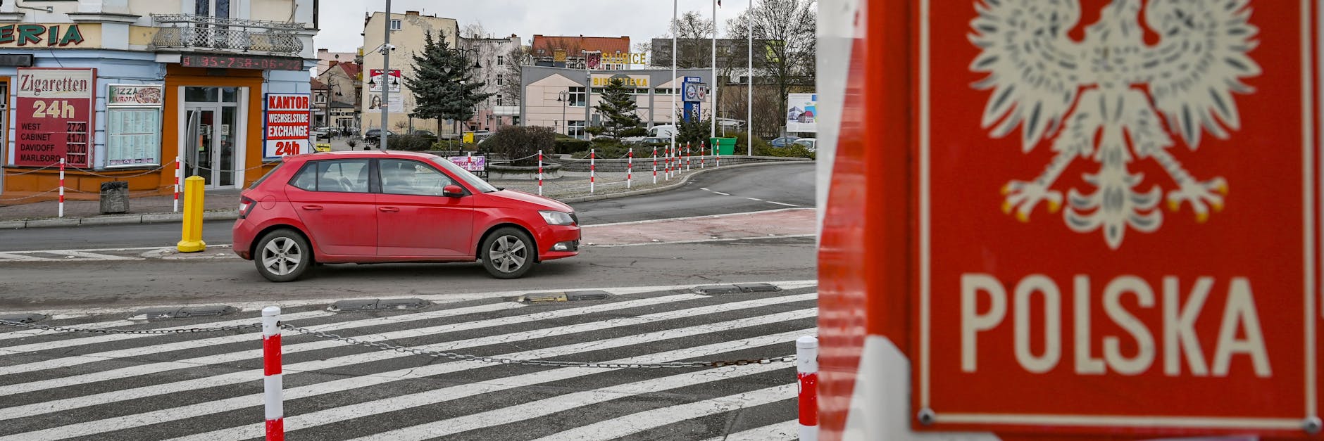 Polen, Slubice: Ein Grenzpfeiler in den Nationalfarben Polens steht nahe dem Grenzübergang Stadtbrücke zwischen dem polnischen Slubice und Frankfurt (Oder) in Brandenburg. Wegen hoher Corona-Infektionszahlen stuft die Bundesregierung ab Sonntag Polen und die Schweiz als Hochrisikogebiete ein. 