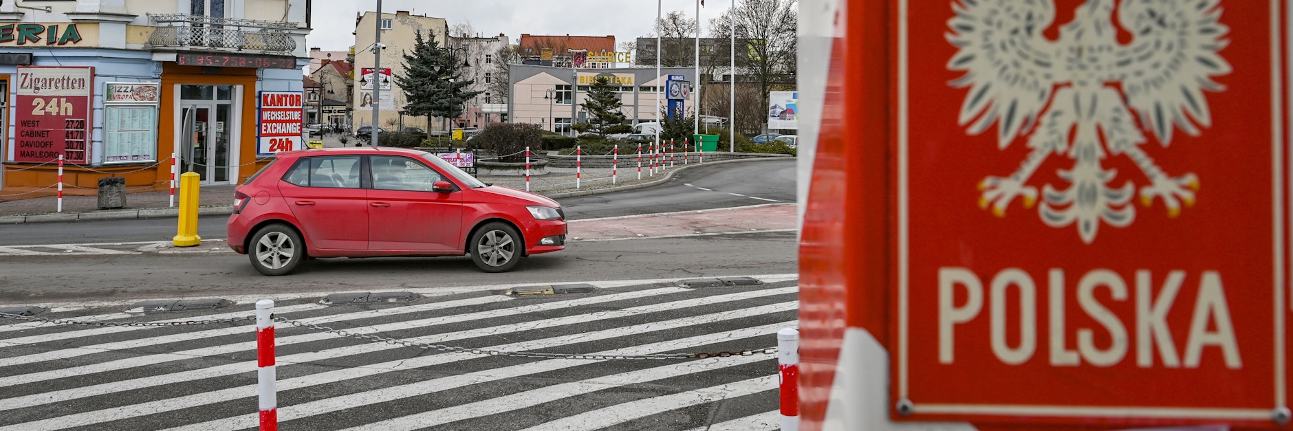 Polen, Slubice: Ein Grenzpfeiler in den Nationalfarben Polens steht nahe dem Grenzübergang Stadtbrücke zwischen dem polnischen Slubice und Frankfurt (Oder) in Brandenburg. Wegen hoher Corona-Infektionszahlen stuft die Bundesregierung ab Sonntag Polen und die Schweiz als Hochrisikogebiete ein.&nbsp;
