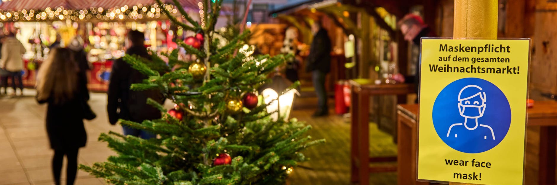 Weihnachtsmakt am Berliner Alexanderplatz. Zur Eindämmung der 4. Corona-Welle plant der Berliner Senat eine Verschärtung der Corona-Regeln auf Berliner Weihnachtsmärkten. Derzeit gilt auf einigen Märkten noch die 3G-Zugangsregel, die aber nur bedingt kontrolliert wird.