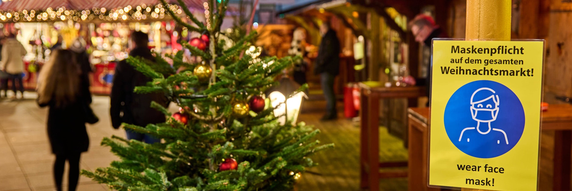 Weihnachtsmakt am Berliner Alexanderplatz. Zur Eindämmung der 4. Corona-Welle plant der Berliner Senat eine Verschärtung der Corona-Regeln auf Berliner Weihnachtsmärkten. Derzeit gilt auf einigen Märkten noch die 3G-Zugangsregel, die aber nur bedingt kontrolliert wird.