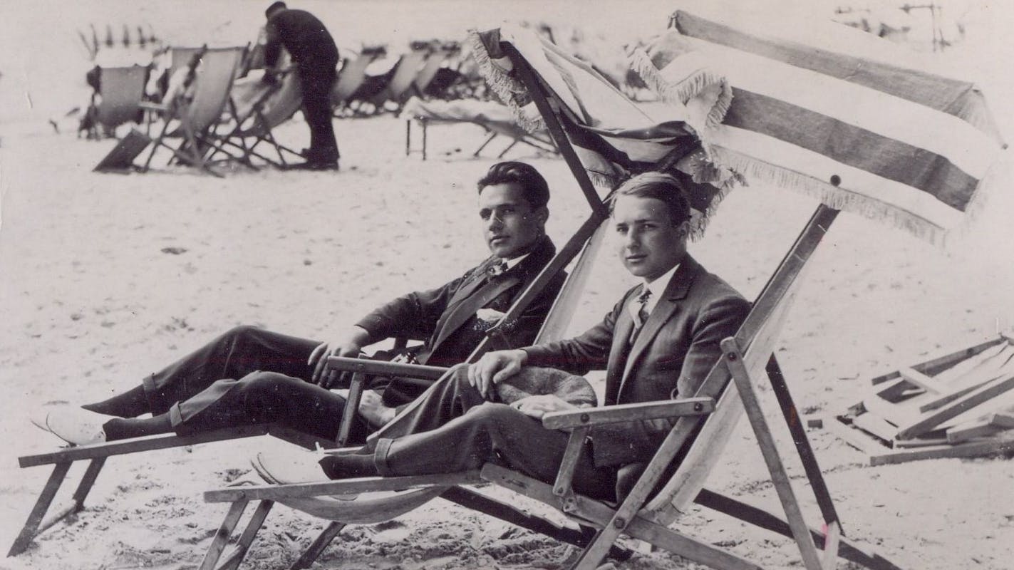 Erst der Bruch, dann das Vergnügen: Franz (rechts) und Erich Sass genießen die Sommerfrische auf Helgoland. Ihre Glückssträhne als Panzerknacker endet mit Machtantritt der Nationalsozialisten 1933.