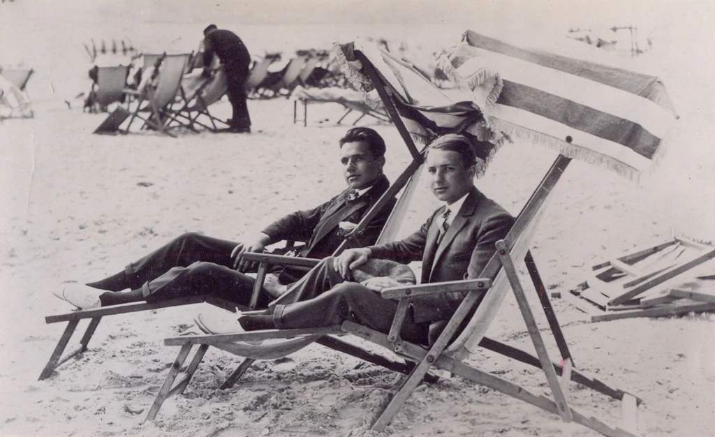 Erst der Bruch, dann das Vergnügen: Franz (rechts) und Erich Sass genießen die Sommerfrische auf Helgoland. Ihre Glückssträhne als Panzerknacker endet mit Machtantritt der Nationalsozialisten 1933.