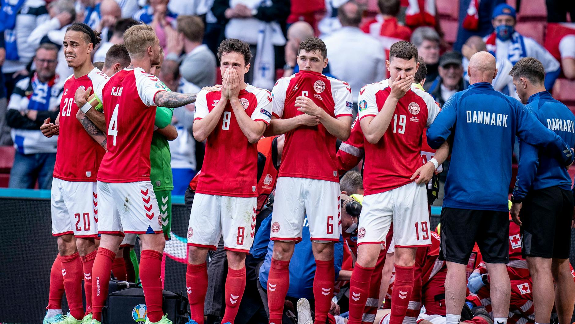 Und Millionen schauen zu: Während des EM-Spiels gegen Finnland bricht Dänemarks Christian Eriksen zusammen.