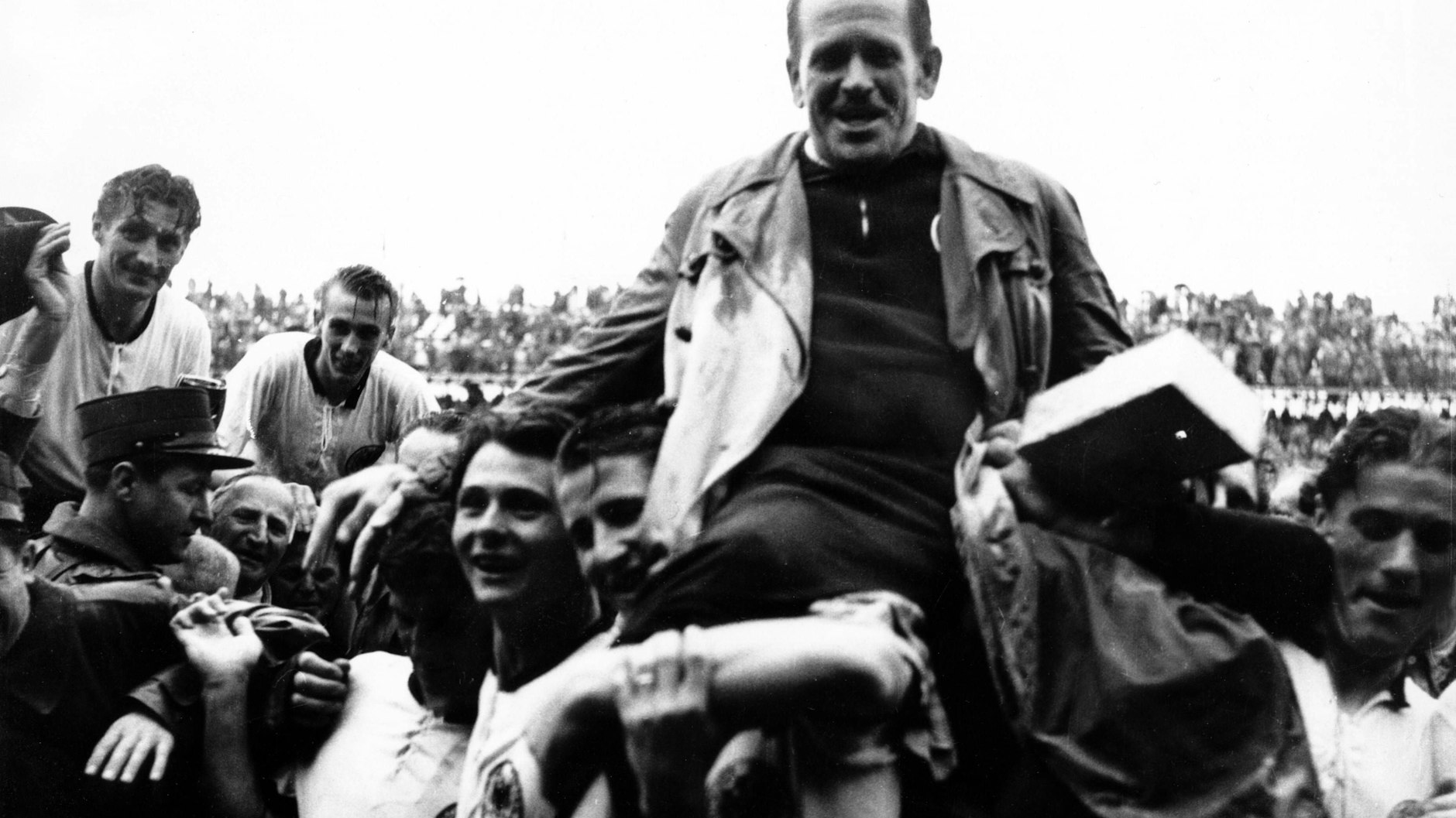 Fritz Walter und Horst Eckel (beide links im Bild) feiern den Sieg bei der WM 1954, während Trainer Sepp Herberger auf Schultern getragen wird.