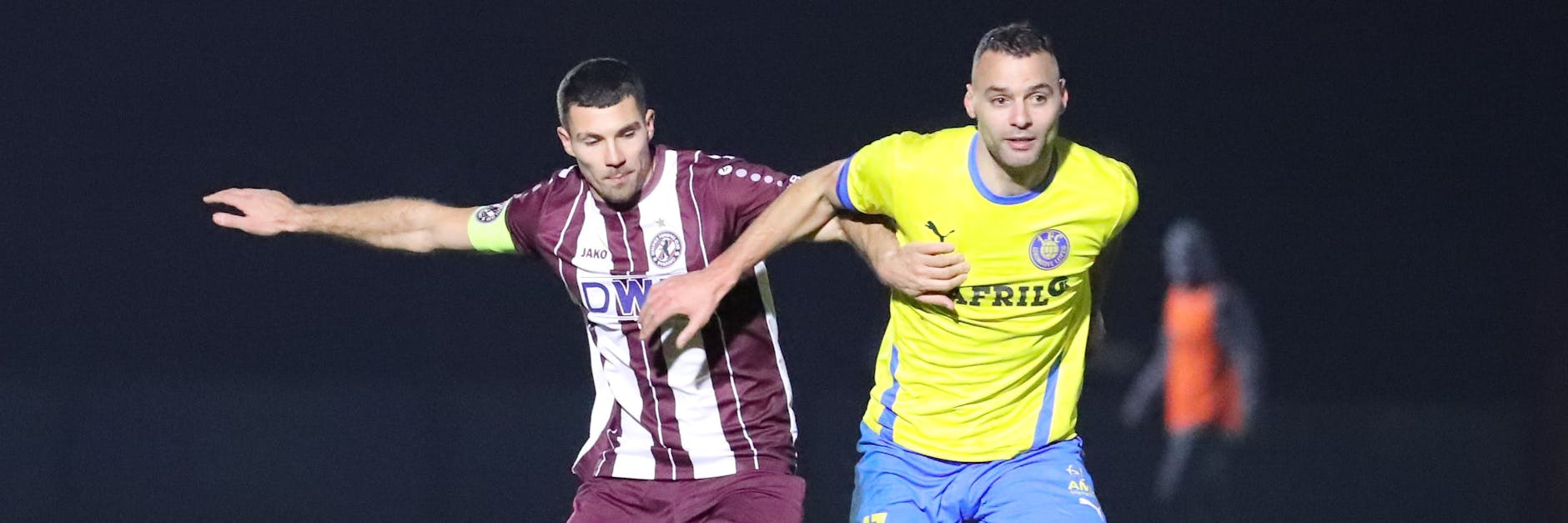 BFC-Kapitän Andreas Pollasch & Co. - hier im Zweikampf mit Leipzigs Djamal Ziane (r.) - hatten diesmal das Glück nicht auf ihrer Seite.