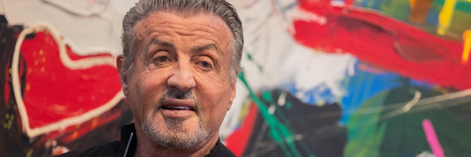 Sylvester Stallone hat jetzt eine Ausstellung mit dem Titel „Sylvester Stallone&nbsp;– Retrospektive zum 75. Geburtstag“ im Osthaus Museum in Hagen.&nbsp;