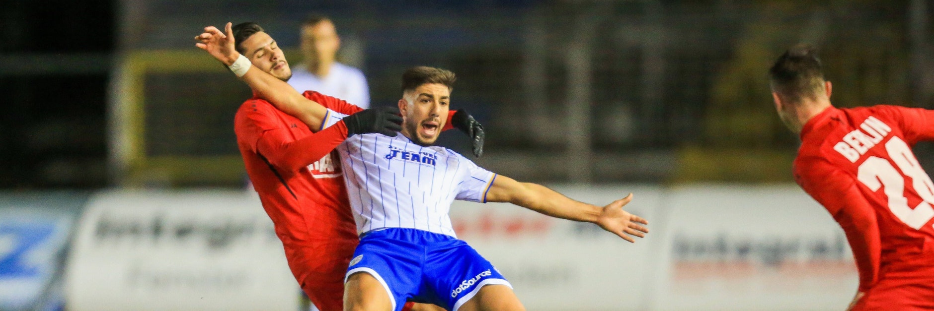 BAK-Profi Ugur Tezel (l.) kollabierte nach dem Spiel gegen Carl-Zeiss Jena, nachdem er erst kürzlich von einer Corona-Infektion genesen war.