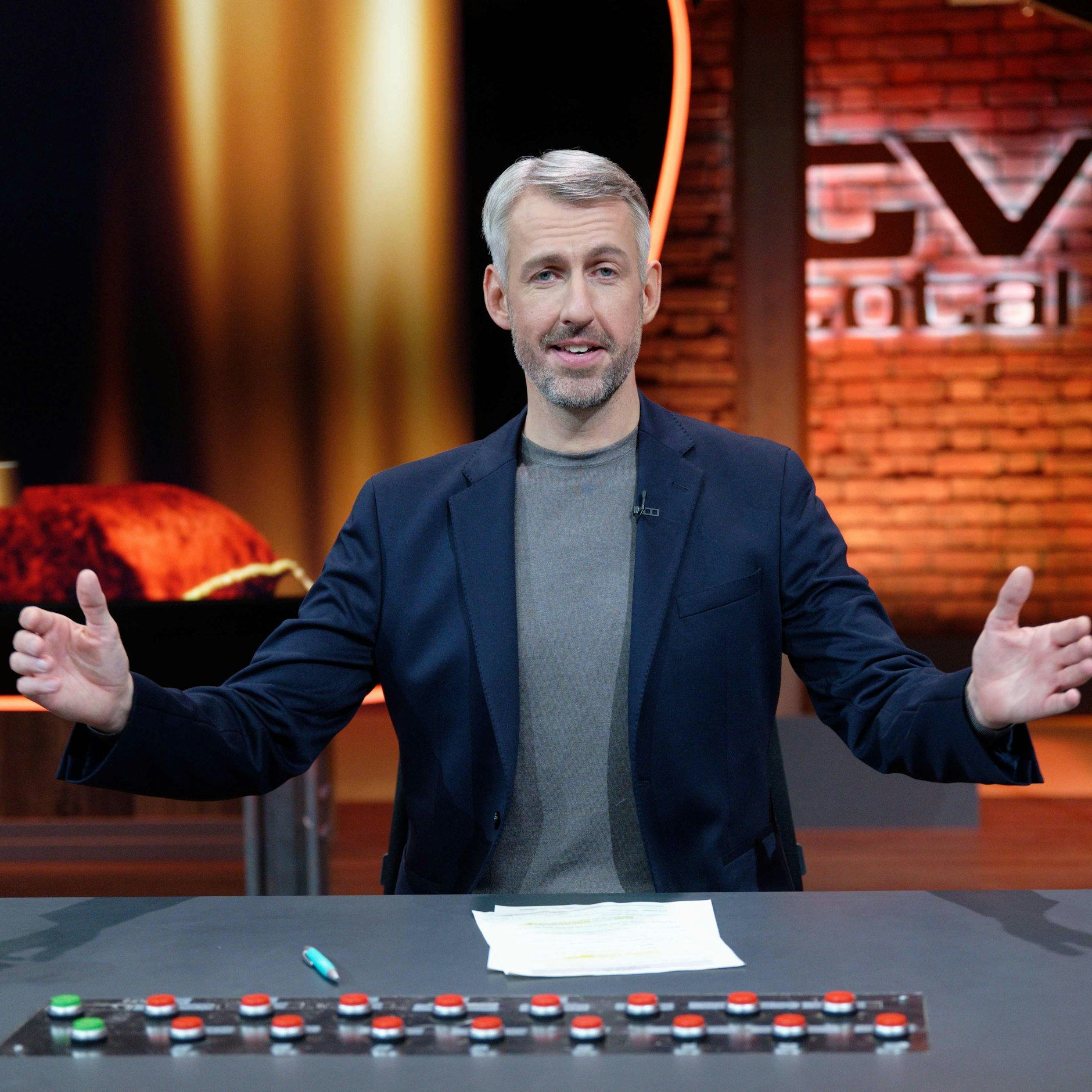 Sebastian Pufpaff verkleidete sich als BVB-Trainer Rose und fuhr mit einem Fake-Mannschaftsbus bis an die Kabinentür.