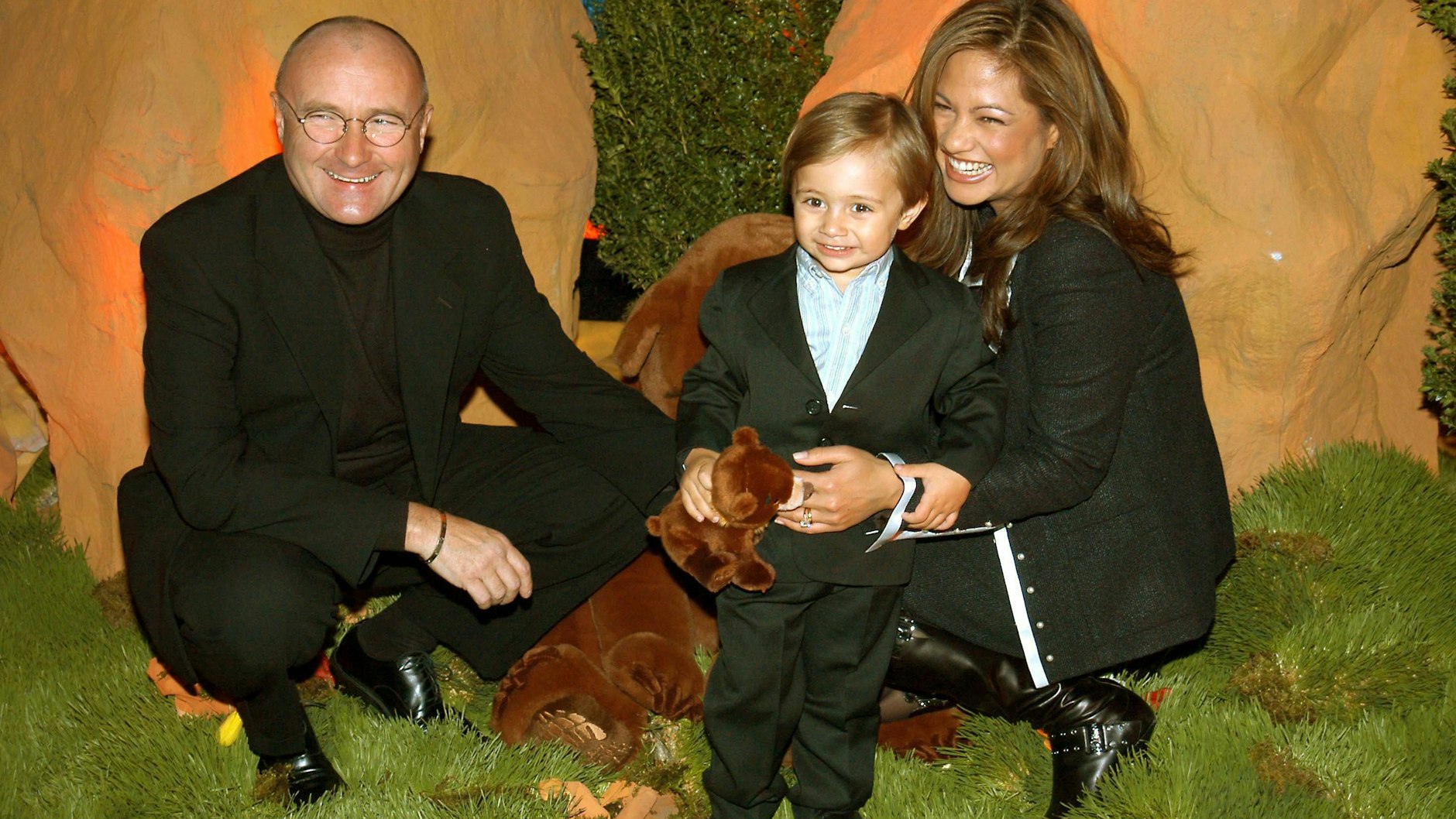 Ein Bild aus glücklichen Tagen: Sänger Phil Collins, Orianne Cevey und Sohn Nicholas Grev Austin bei der Premiere von „Bärenbrüder“ in München.