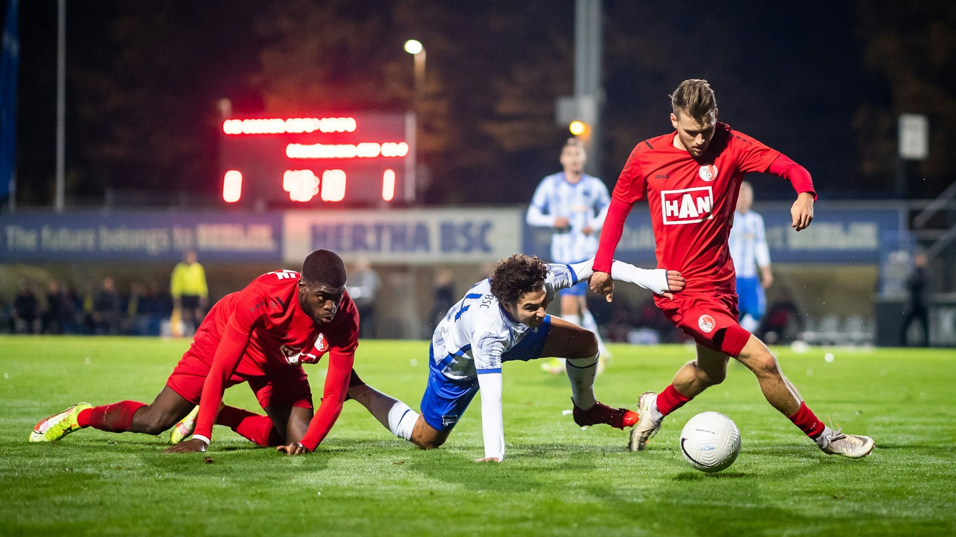 Kwabe Schulz vom Berliner AK (links) erlitt kurz nach dem Spiel gegen Jena einen Zusammenbruch, musste vom Notarzt versorgt werden.