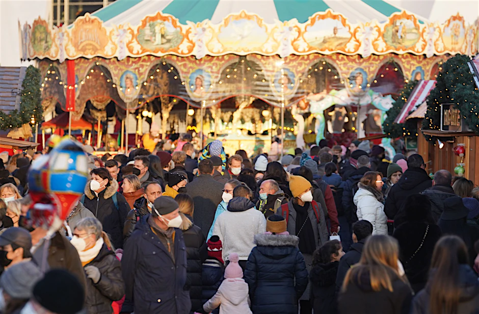 Der Weihnachtsmarkt am Neptunbrunnen in Berlin. Wird das öffentliche Leben bald noch stärker heruntergefahren?