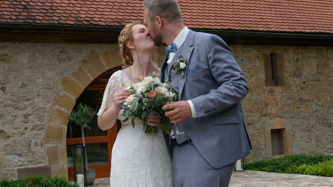 Lisa und Mario sind bei ihrer „Hochzeit auf den ersten Blick“ ad hoc total verknallt.