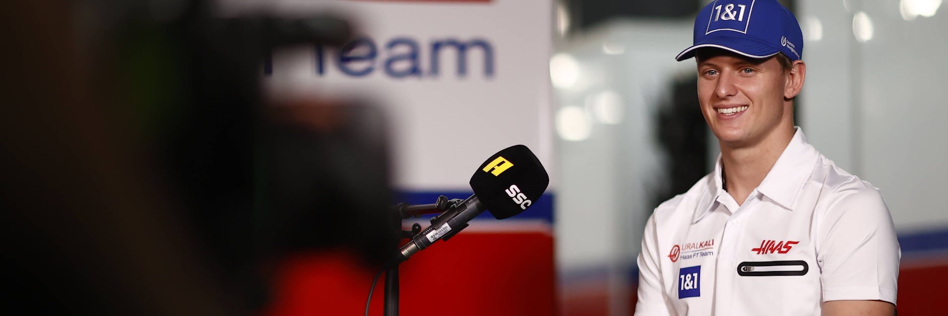 Obwohl er im Haas keine Chance hat, hat Mick Schumacher seine gute Laune nicht verloren und ist immer ein begehrter Interview-Partner.