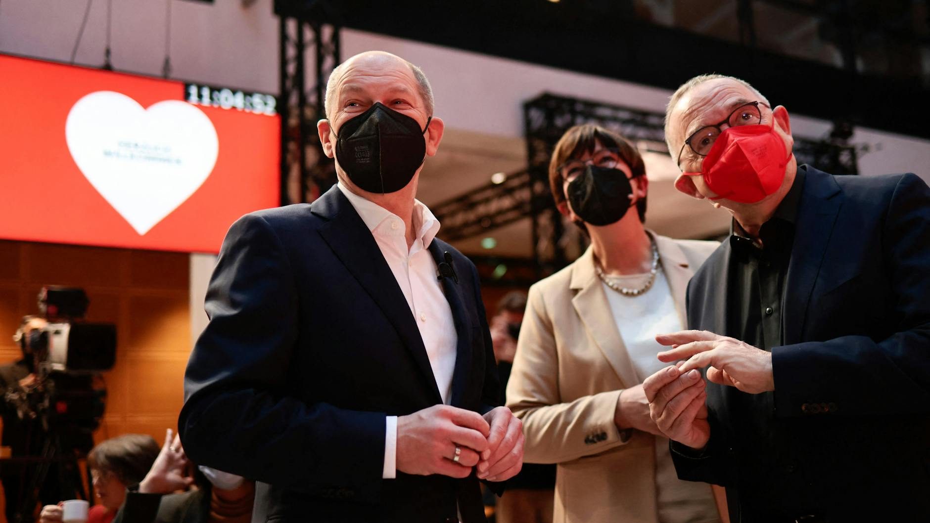 SPD-Kanzlerkandidat Olaf Scholz, Parteivorsitzende Saskia Esken und Norbert Walter-Borjans (von links nach rechts) auf dem Parteitag.
