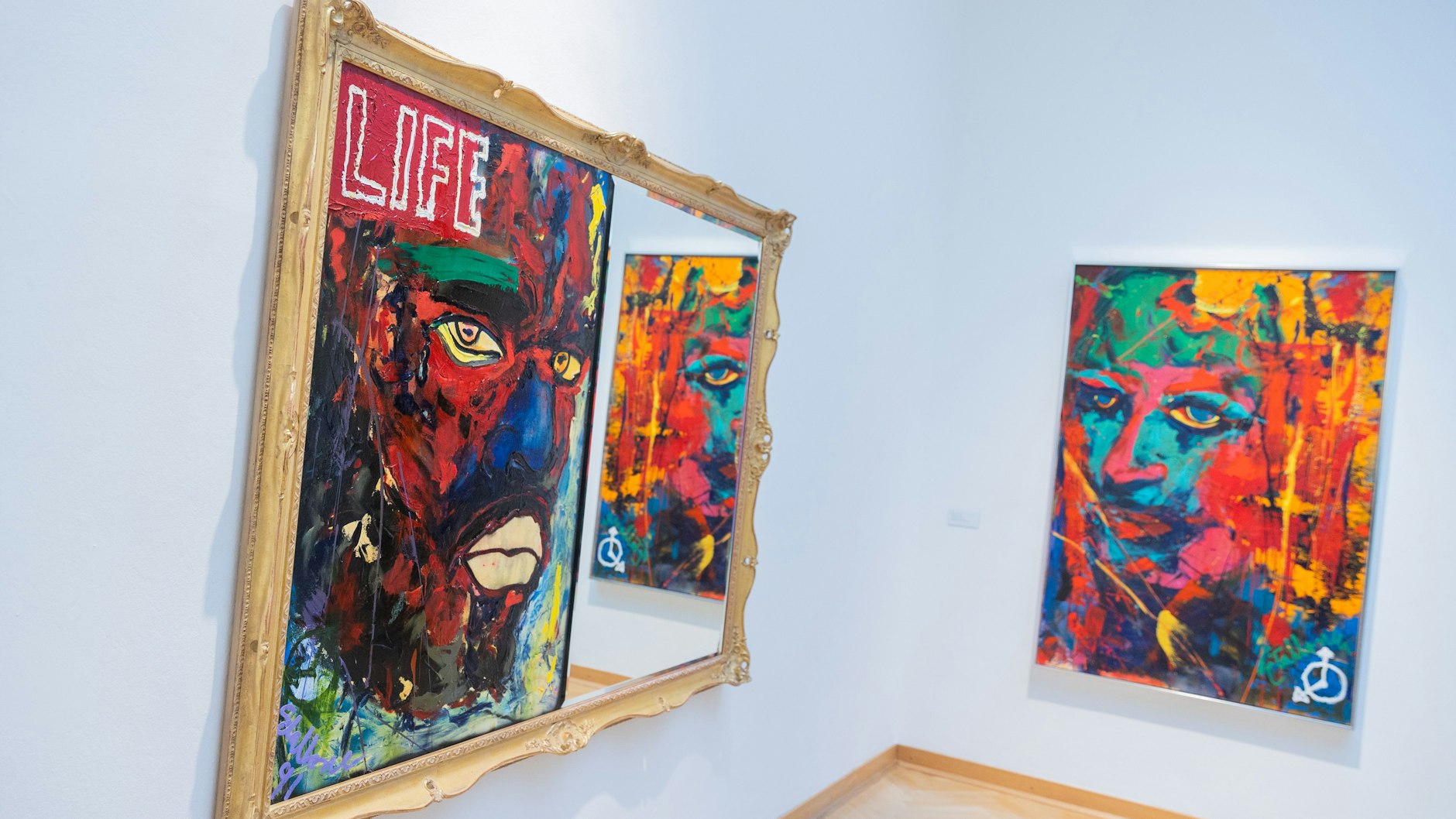 Sylvester Stallone beweist mit seinen Werken „Backlash“ (1991) und „Self Portrait“ (1988) Mut zur Farbe.