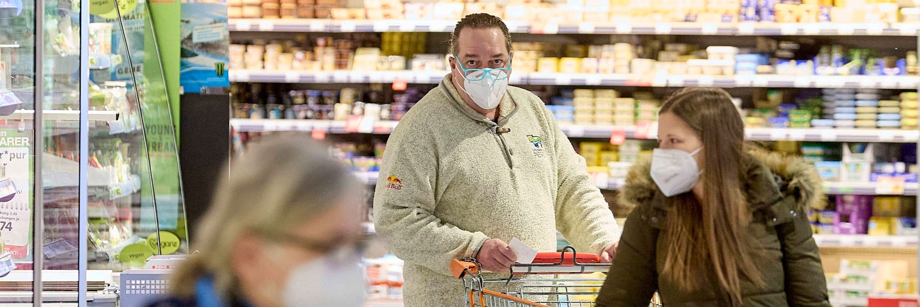 Geschützt im Supermarkt: Kunden mit&nbsp;FFP2-Masken.
