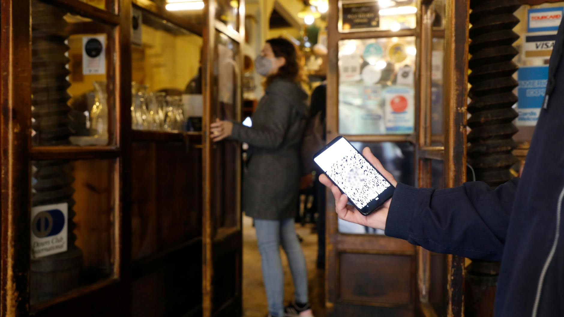 Zum Besuch von Bars, Restaurants und anderen Einrichtungen mit einer Kapazität von mehr als 50 Personen muss seit dem 04.12.2021 ein Impf- oder Genesenennachweis bzw. ein negatives Testergebnis vorgelegt werden (Symbolbild).