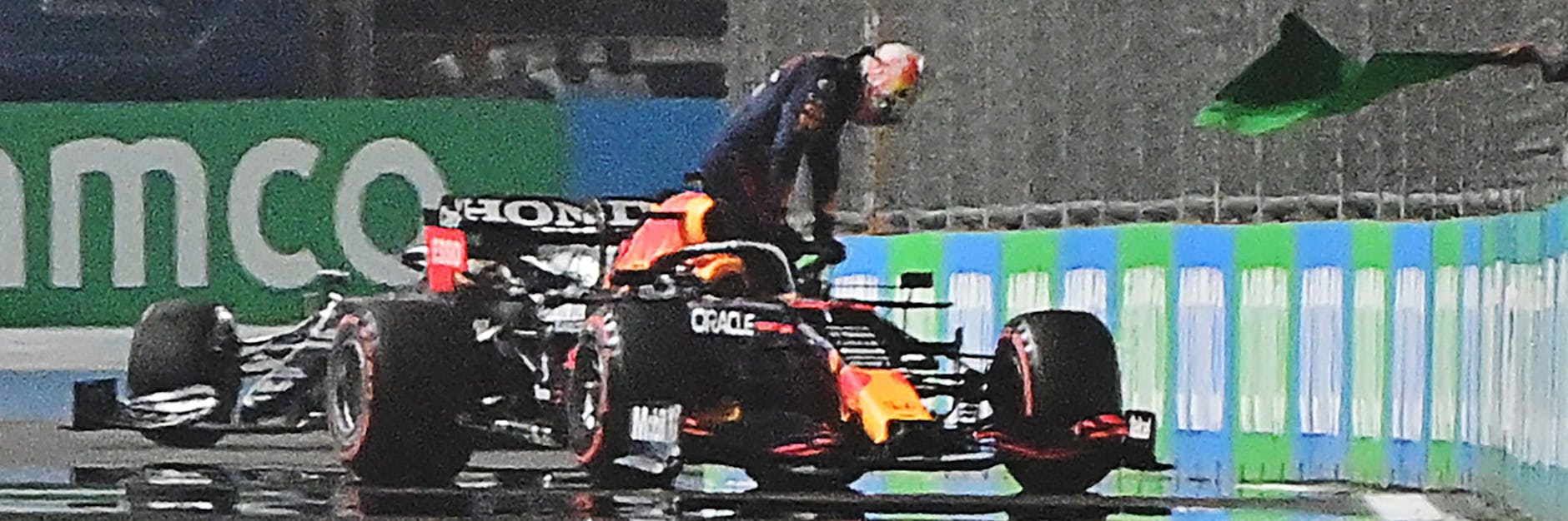 Max Verstappen klettert frustriert aus seinem Red Bull, den er gerade an die Mauer gesetzt hatte.