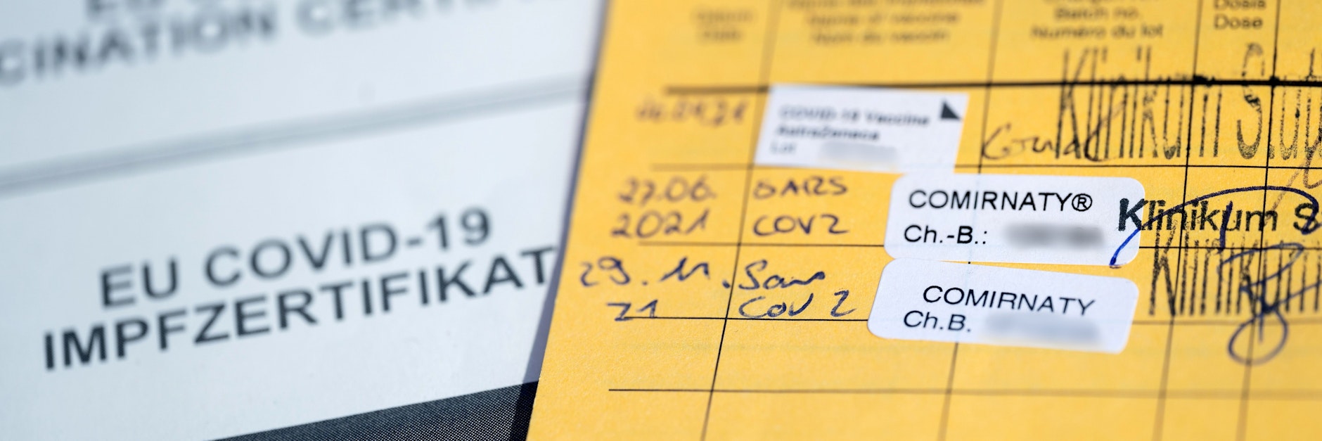 Ein Impfbuch mit einem Eintrag einer Booster Impfung gegen Covid-19 liegt auf einem Tisch. Fälschungen nehmen zu.&nbsp;