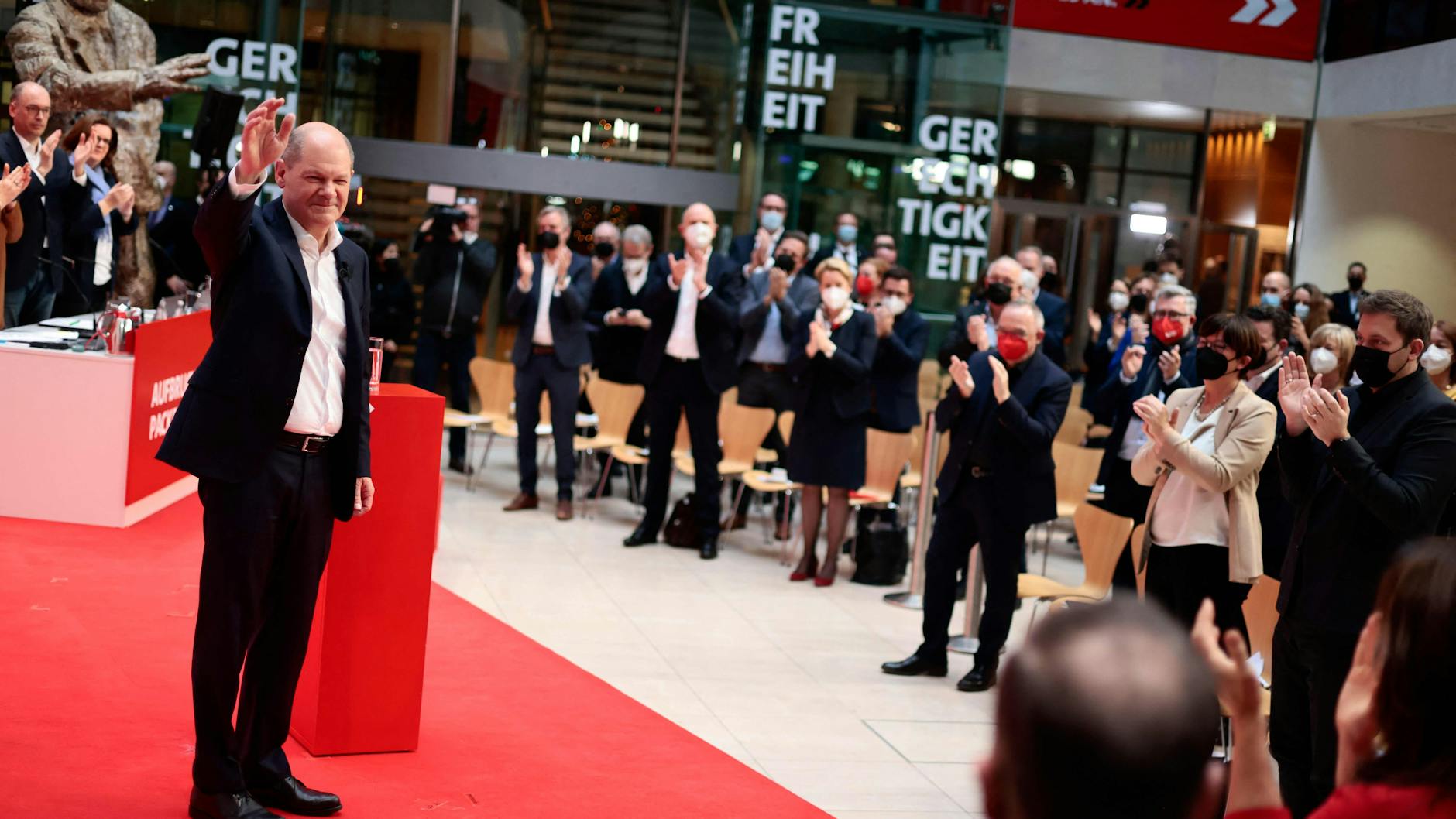 Die SPD macht den Weg frei. Olaf Scholz könnte am Mittwoch als neuer Bundeskanzler vereidigt werden.