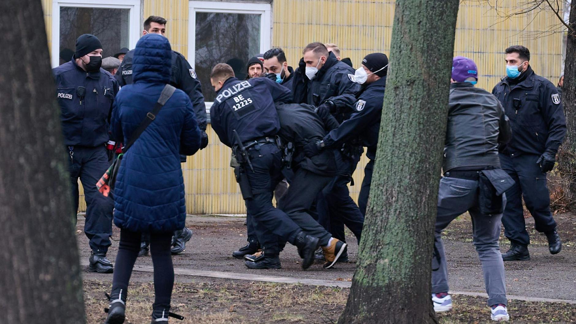 Die Demonstration gegen Corona-Impfungen wurde unter dem Titel: "Unspaltbar - Nein zum Impfzwang" angemeldet. Es kam in Berlin zu mehreren Festnahmen.
