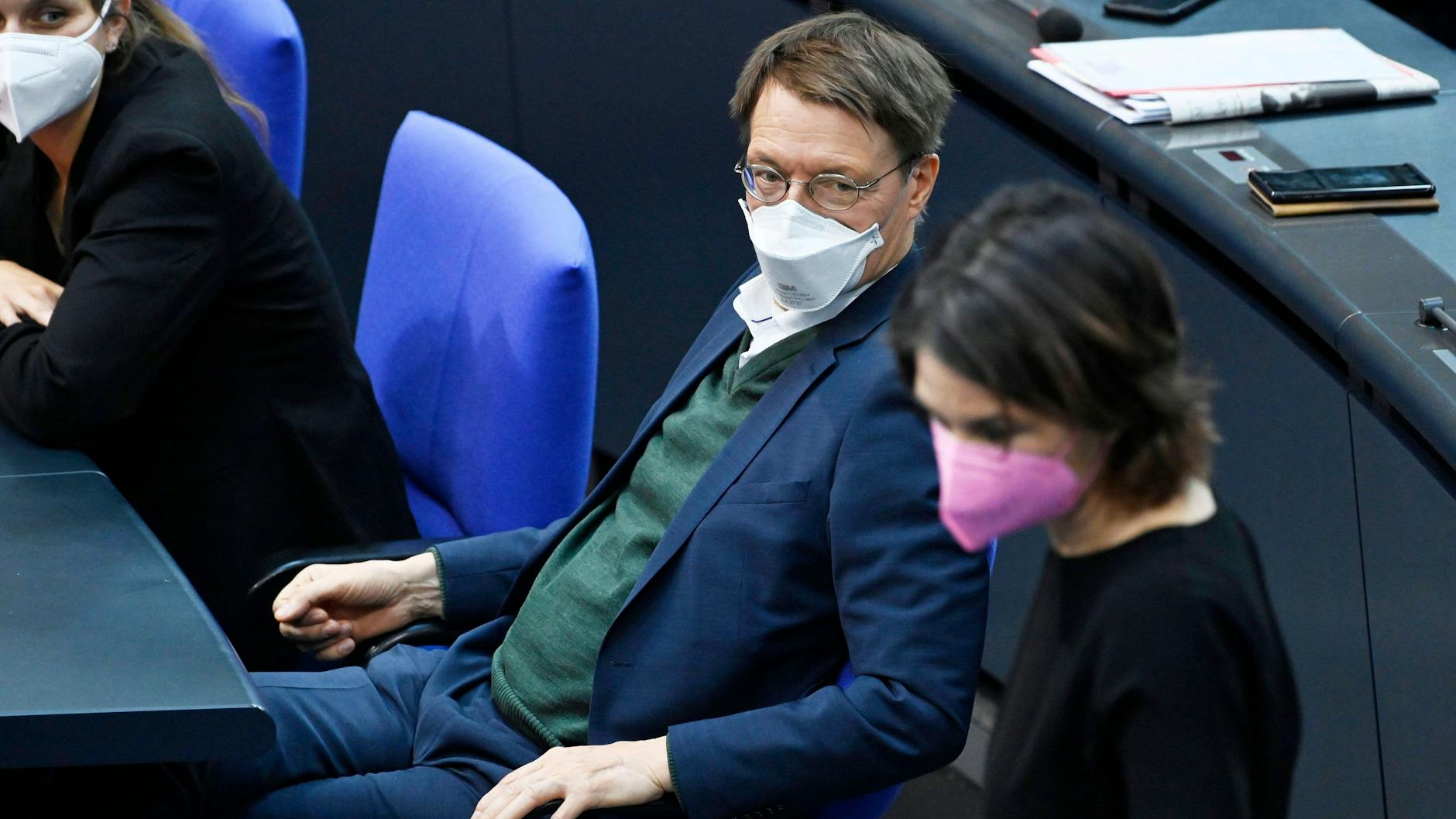 Karl Lauterbach (SPD) sitzt neben der designierten Außenministerin Annalena Baerbock von den Grünen (Archivbild).