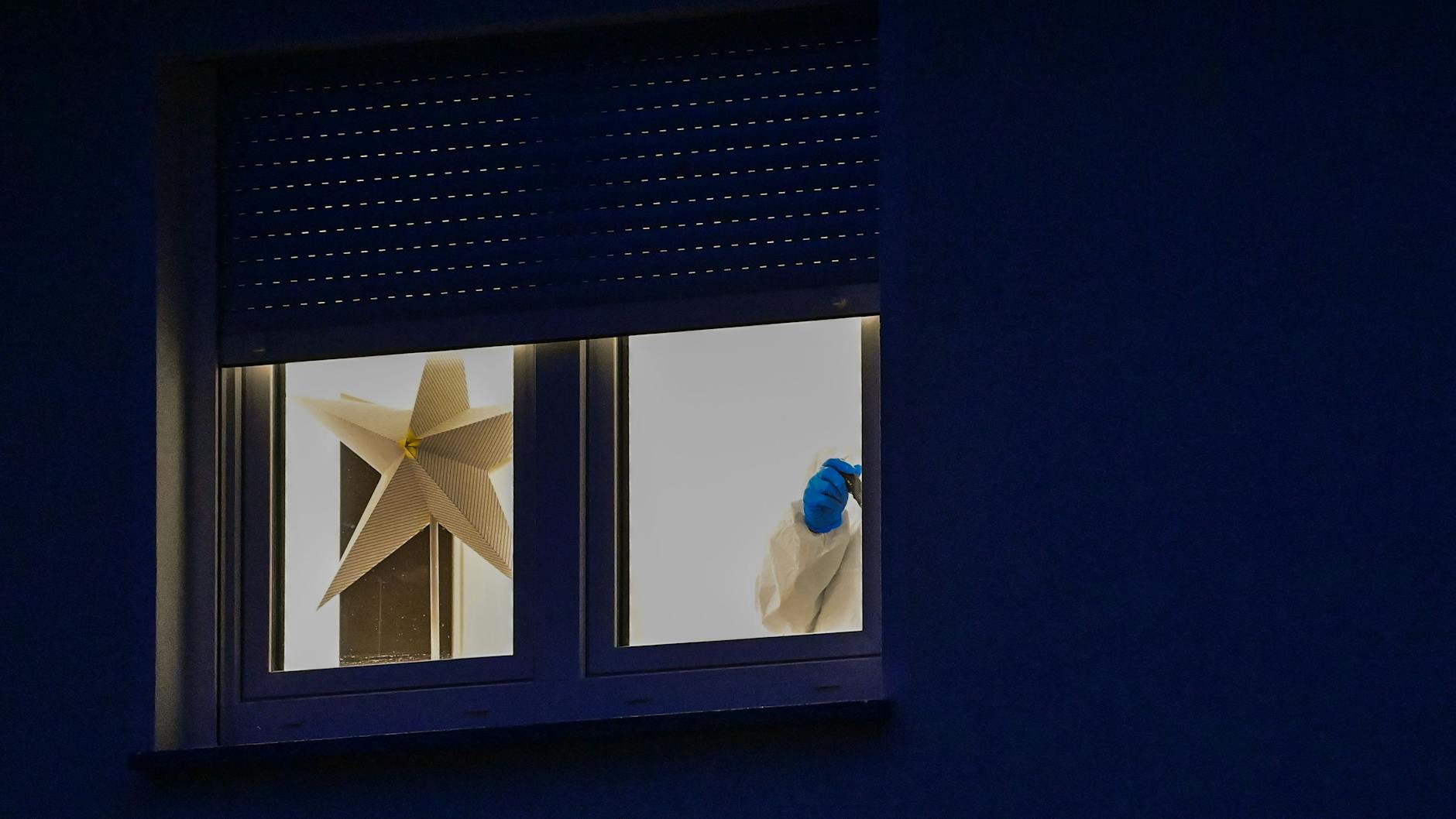 Ein Kriminaltechniker im Haus: Die Ermittler waren bis in die Nacht tätig.