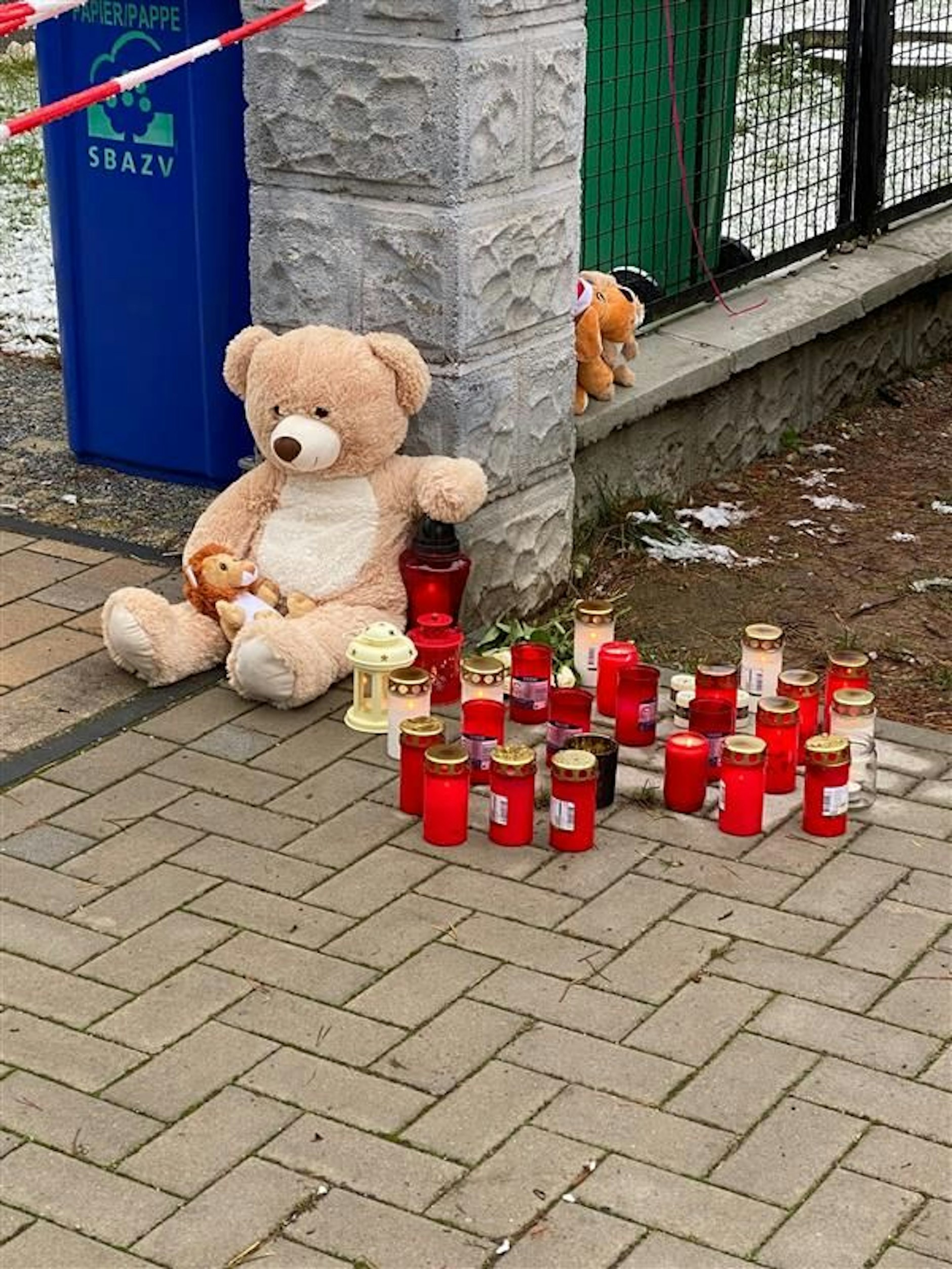 Anwohner haben Kerzen und Plüschtiere am Haus abgelegt.