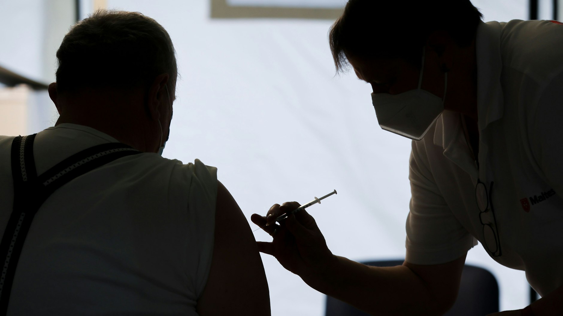 Eine Mitarbeiterin der Malteser impft einen Bürger im wieder eröffneten Impfzentrum.&nbsp;