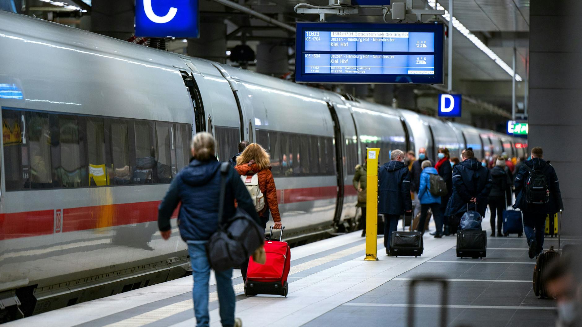 Zwischen Berlin und Köln fahren künftig drei mal täglich ICE-Sprinter ohne Zwischenhalt in unter vier Stunden.