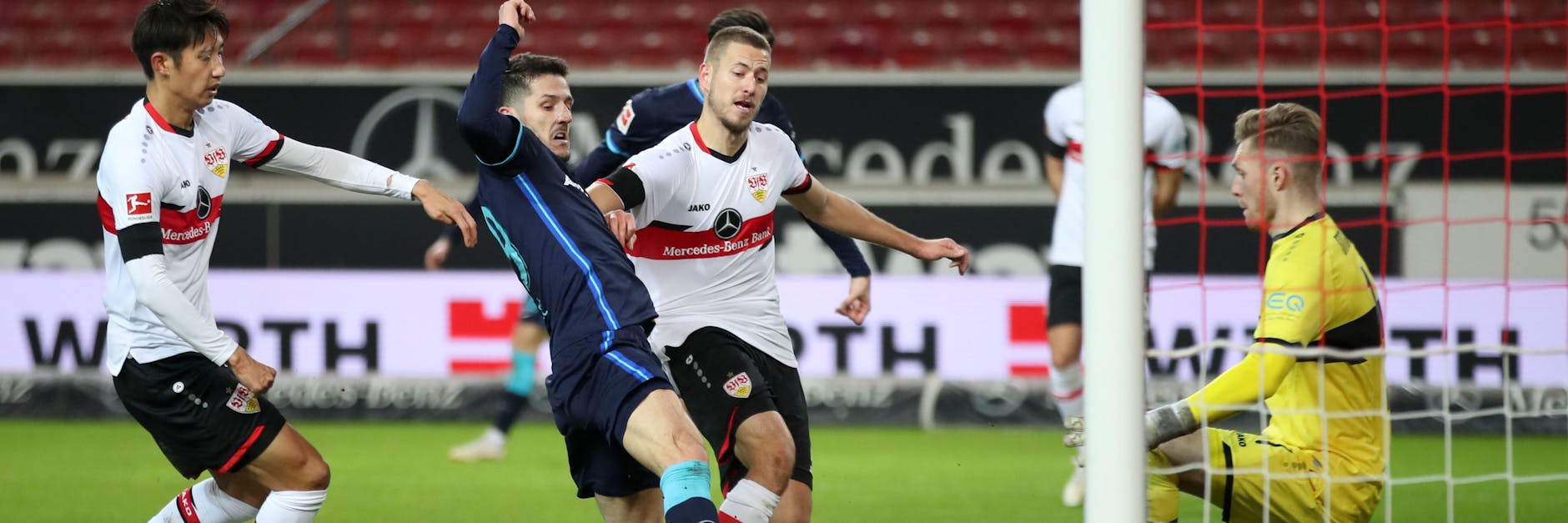 Stevan Jovetic (M.) erzielt das Tor zum 2:2. 