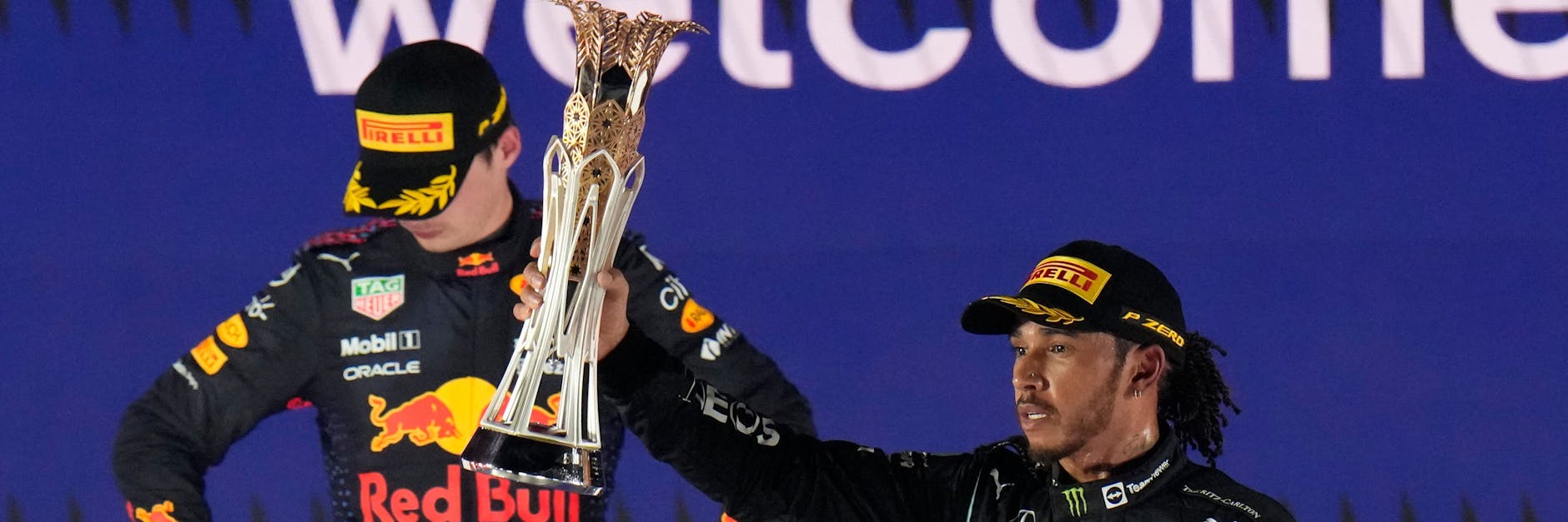 Das Duell fordert beide: Lewis Hamilton zeigt fix und fertig den Sieger-Pokal von Saudi-Arabien, Max Verstappen ist bedient.
