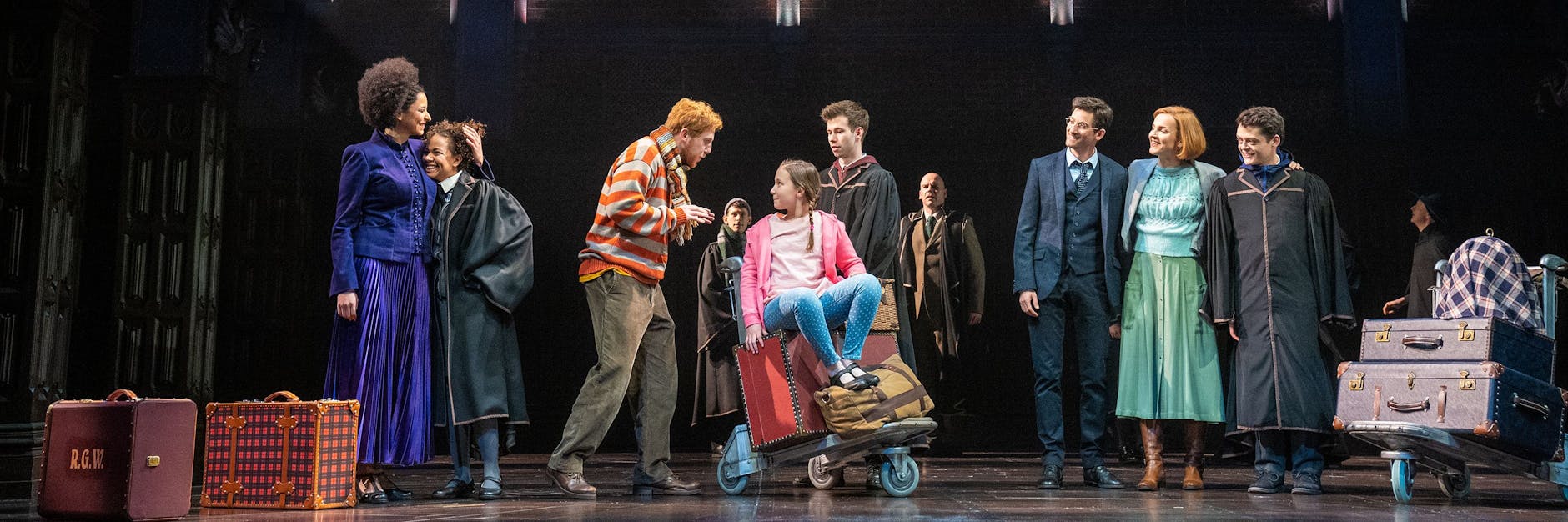 Das Stück „Harry Potter und das verwunschene Kind“ beginnt - natürlich - bei der Abreise an Gleis 9 4/5.