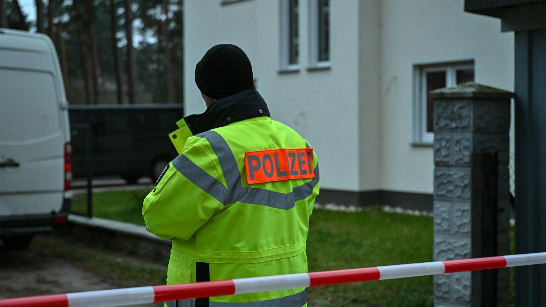 In einem Wohngebiet von Senzig, einem Ortsteil der Stadt Königs Wusterhausen, hat die Polizei fünf Tote in einem Wohnhaus gefunden.