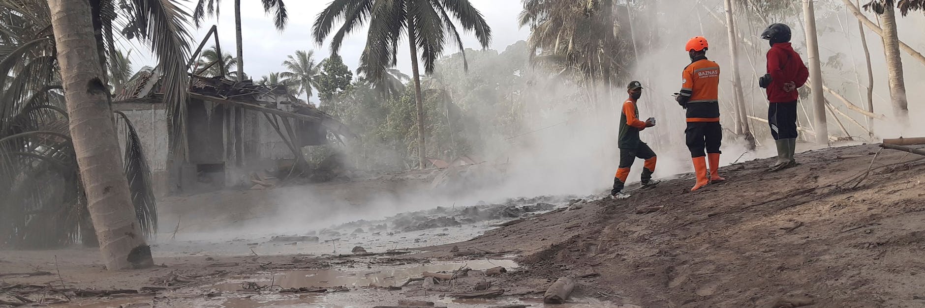 Indonesische Rettungskräfte suchen nach Opfern in einem vom Ausbruch des Mount Semeru betroffenen Gebiet in Lumajang, Ostjava.
