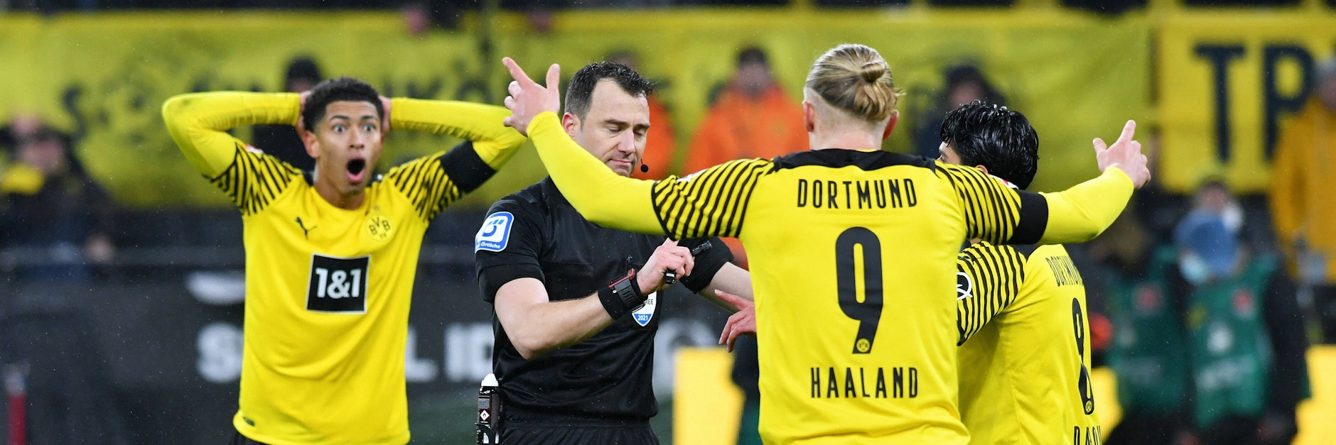 Jude Bellingham (l.) und Dortmunds Erling Haaland üben deutliche Kritik an Schiedsrichter Felix Zwayer.