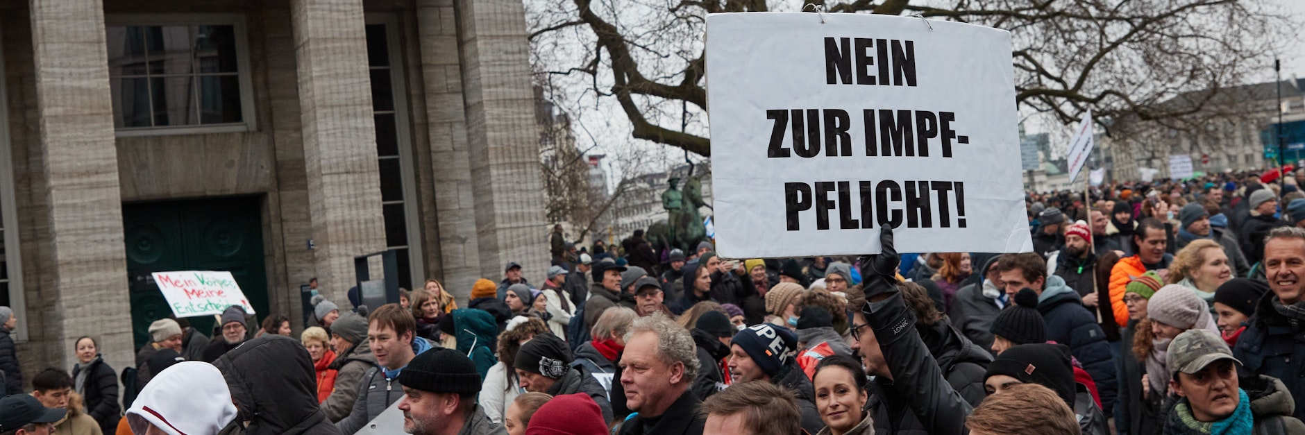 Ein Teilnehmer einer Demonstration gegen die Corona-Maßnahmen hält am Glockengießerwall ein Transparent mit der Aufschrift „Nein zur Impfpflicht!“. Immer wieder gehen Menschen gegen eine mögliche kommende Impfpflicht auf die Straßen.