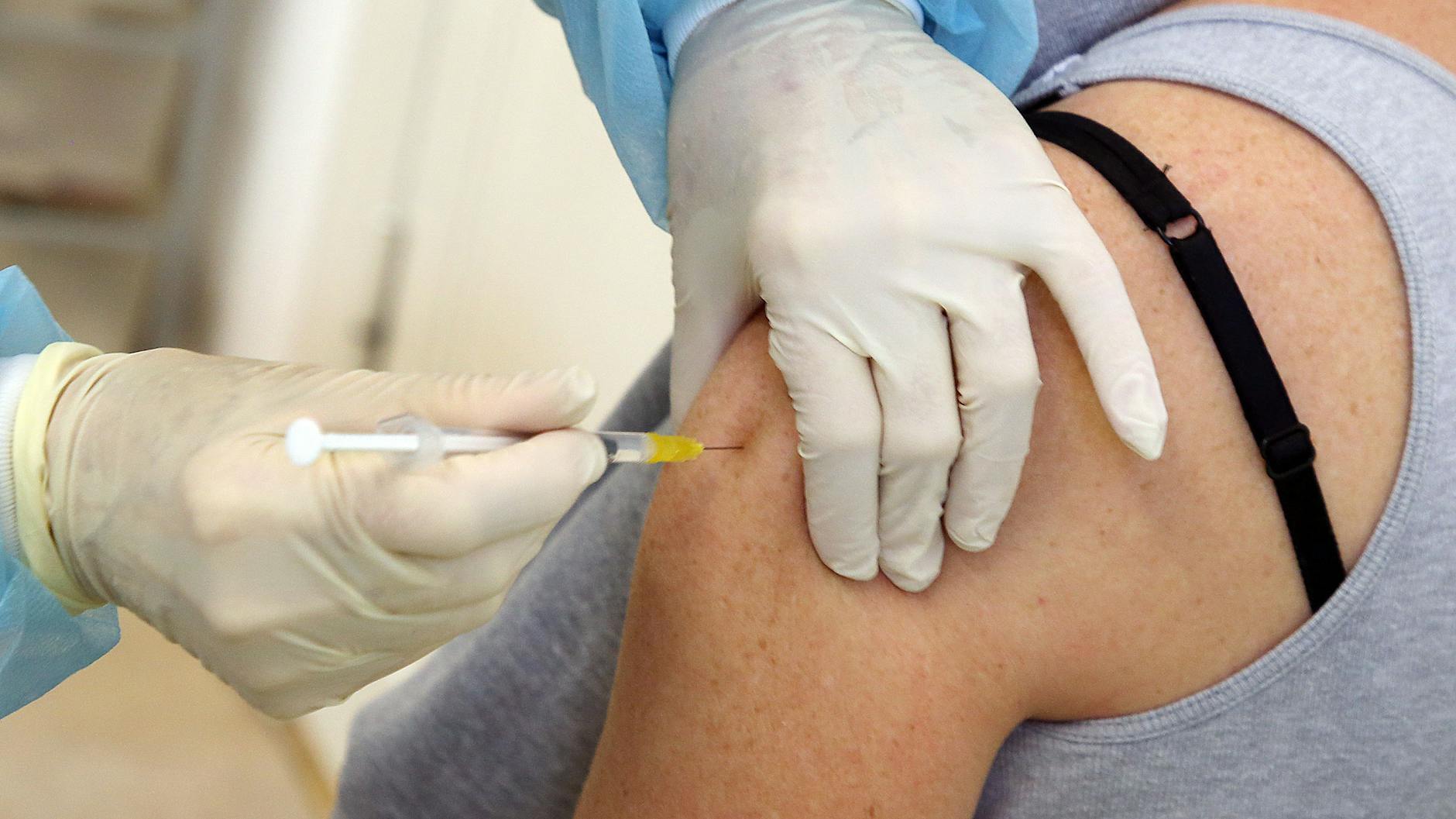Eine allgemeine Impfpflicht gegen das Coronavirus ist heftig umstritten (Symbolbild).