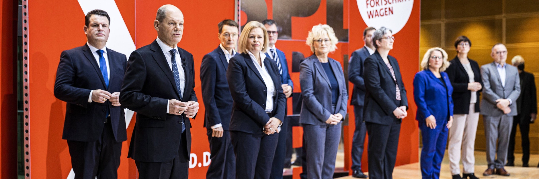 (v. li. n. re.) Hubertus Heil, Olaf Scholz, Karl Lauterbach, Nancy Faeser, Wolfgang Schmidt, Christine Lambrecht, Lars Klingbeil, Klara Geywitz, Svenja Schulze, Saskia Esken und Norbert Walter-Borjans.