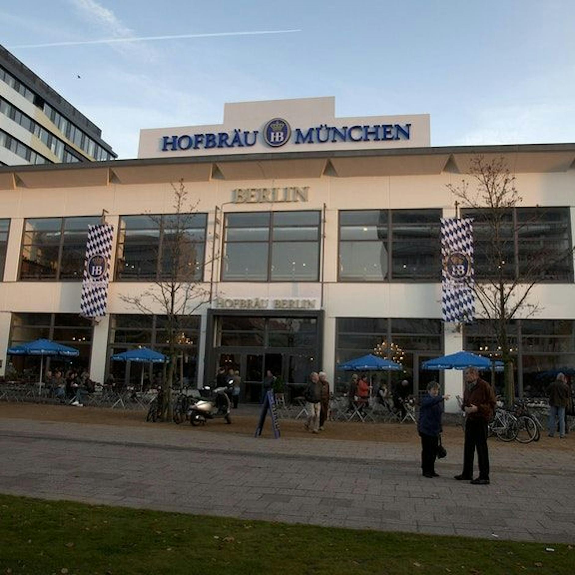 Berlin: Hofbräuhaus am Alex öffnet wieder für Obdachlose