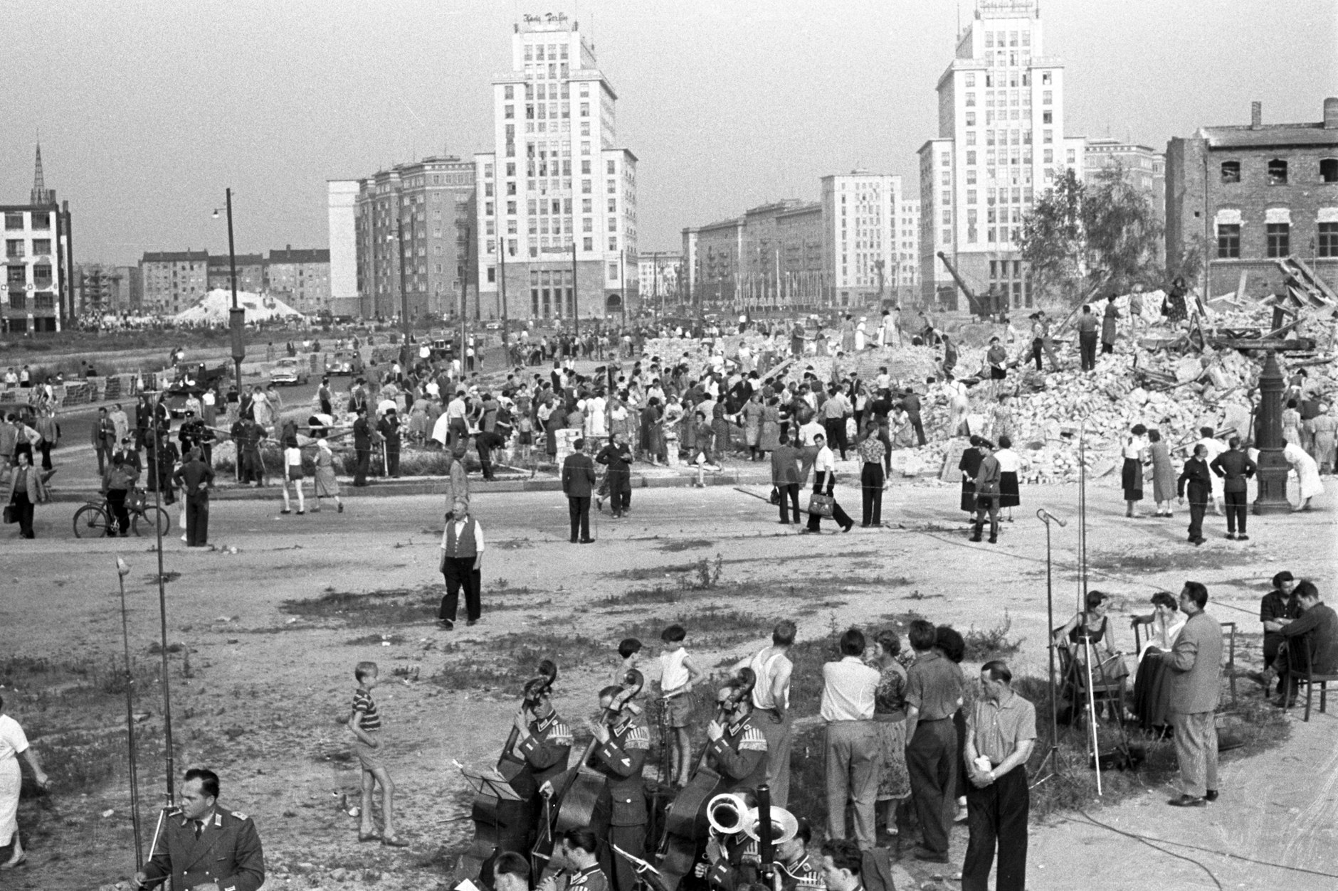 Der Strausberger Platz während eines freiwilligen Arbeitseinsatzes des Nationalen Aufbauwerks im Jahr 1957 – rechts das Haus des Kindes, links das Haus Berlin, dahinter die ersten Blocks der Stalinallee.