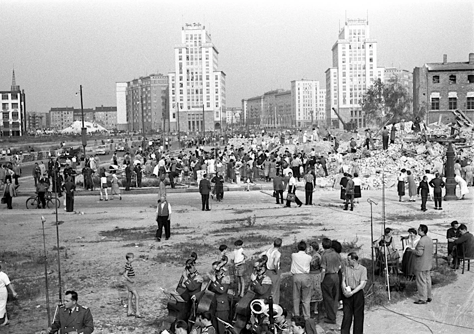Der Strausberger Platz während eines freiwilligen Arbeitseinsatzes des Nationalen Aufbauwerks im Jahr 1957 – rechts das Haus des Kindes, links das Haus Berlin, dahinter die ersten Blocks der Stalinallee.